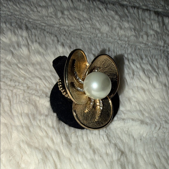 Jewelry - Elegant Gold and Pearl Flower Ring